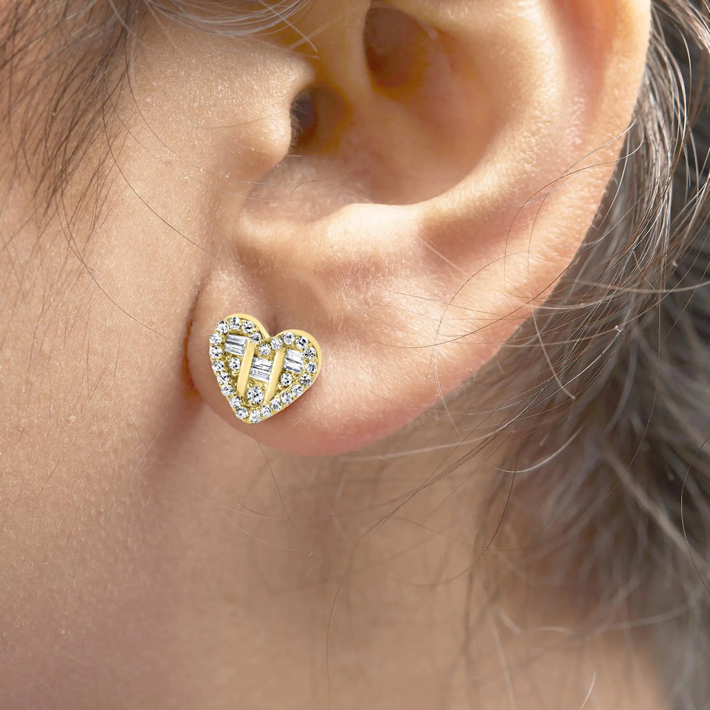Boucles d'oreilles à tige en forme de cœur en argent sterling 925 avec diamants ronds et baguettes de 1/2 ct (couleur IJ, pureté SI2-I1)