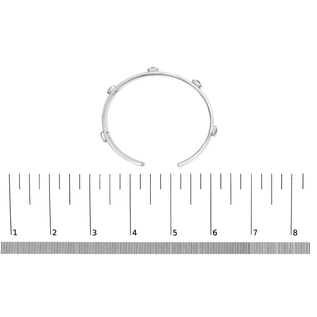 Brazalete de topacio azul con corte cojín en forma de tablero de ajedrez de 5 mm en plata esterlina .925 y bisel engastado. Se adapta a muñecas de hasta 8 pulgadas