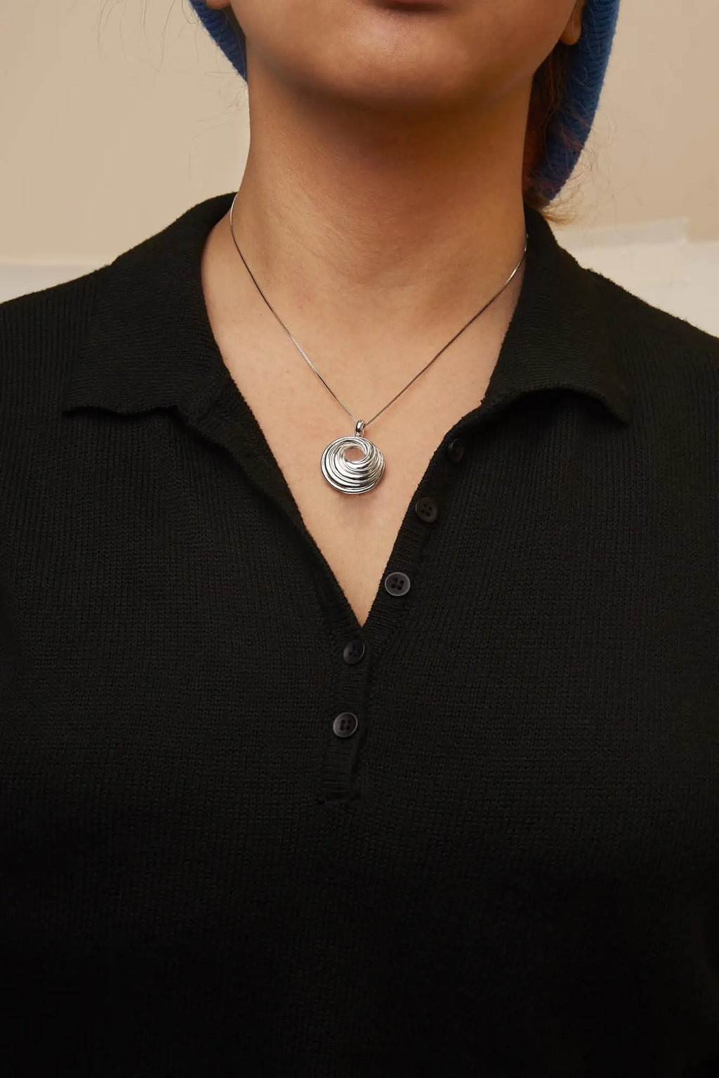 Collar con colgante de medallón de 18" con diseño de ondas infinitas en plata de ley 925