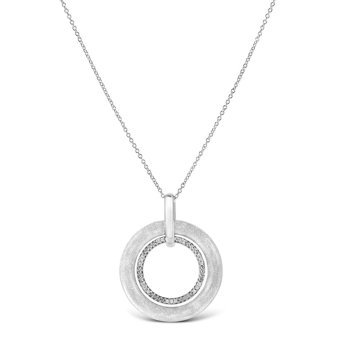 Collar con colgante de doble círculo de 18" con acabado satinado y detalles de diamantes engastados en puntas en plata esterlina 925 (color IJ, claridad I1-I2)
