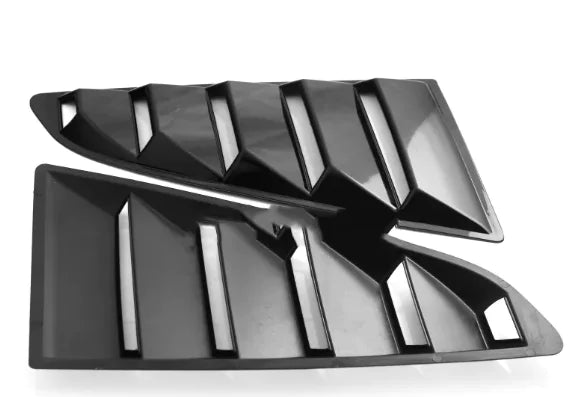 Molduras de ventanas y salidas de aire laterales en negro brillante
