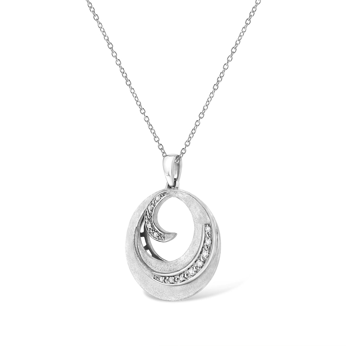 Collar con colgante circular de 18" con detalles de diamantes engastados en pavé en plata esterlina 925 (color IJ, claridad I1-I2)