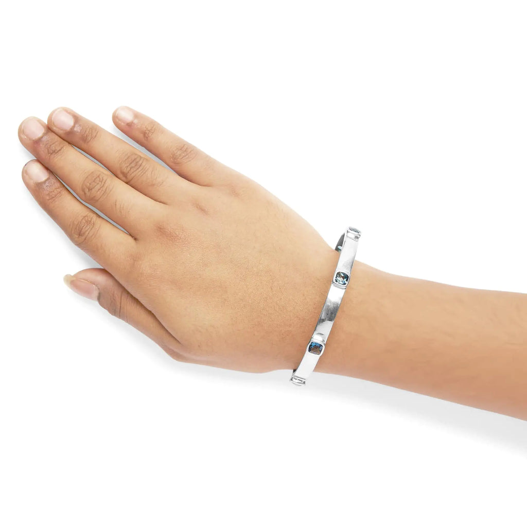 Brazalete de topacio azul con corte cojín en forma de tablero de ajedrez de 5 mm en plata esterlina .925 y bisel engastado. Se adapta a muñecas de hasta 8 pulgadas