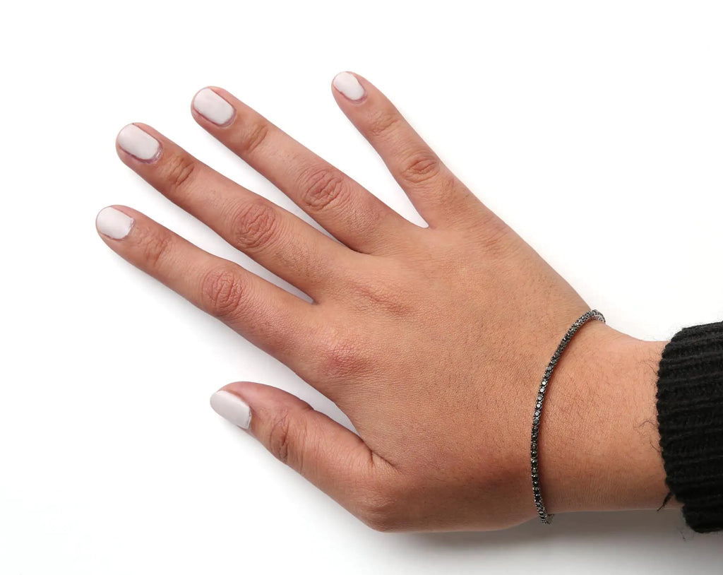 Pulsera clásica de tenis con diamantes de talla redonda negros tratados y engastados en plata de ley 925 de 4 puntas (color negro, claridad I2-I3) - 7,25"