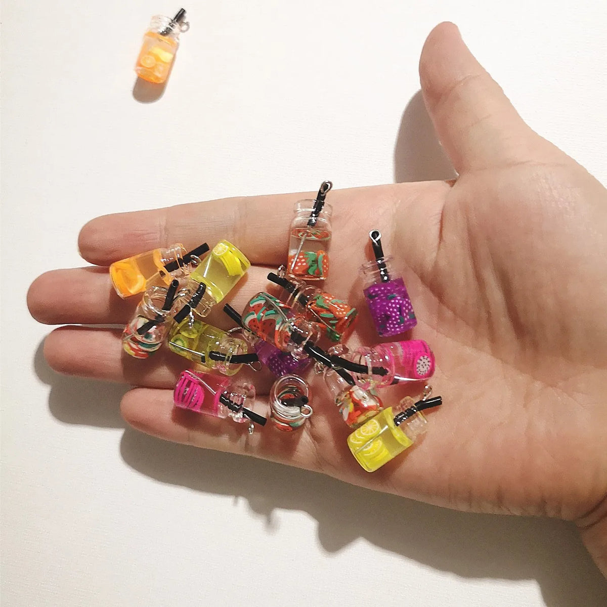 8pcs Dollhouse Miniature Food Mini Resin Fruit Bottle Simulation Drinks Model Toys Fruit Drink Play Dollhouse Dolls Accessories