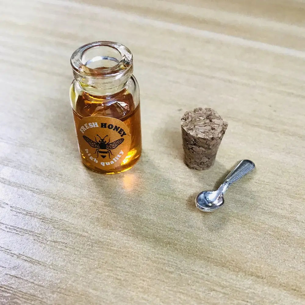 NEW 2PCS/Set 1:12 Miniature Fruit Jam Bottle Bee Honey Pretend Food for Dollhouse Kitchen Play Accessories