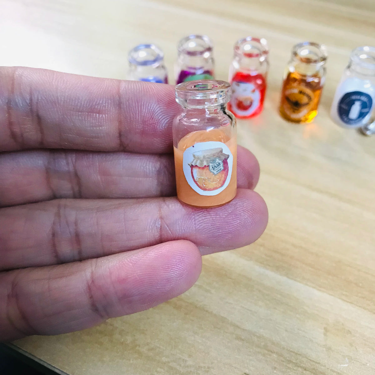 NEW 2PCS/Set 1:12 Miniature Fruit Jam Bottle Bee Honey Pretend Food for Dollhouse Kitchen Play Accessories