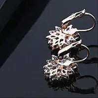 Boucles d'oreilles pendantes ravissantes Snowflowers en 3 tons