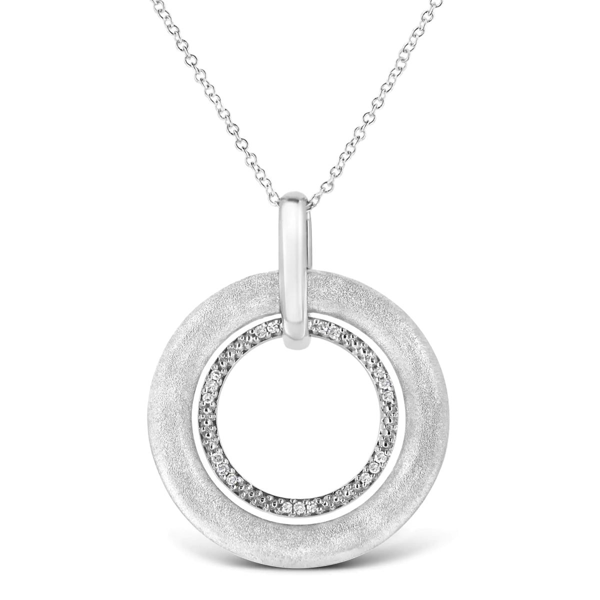 Collar con colgante de doble círculo de 18" con acabado satinado y detalles de diamantes engastados en puntas en plata esterlina 925 (color IJ, claridad I1-I2)