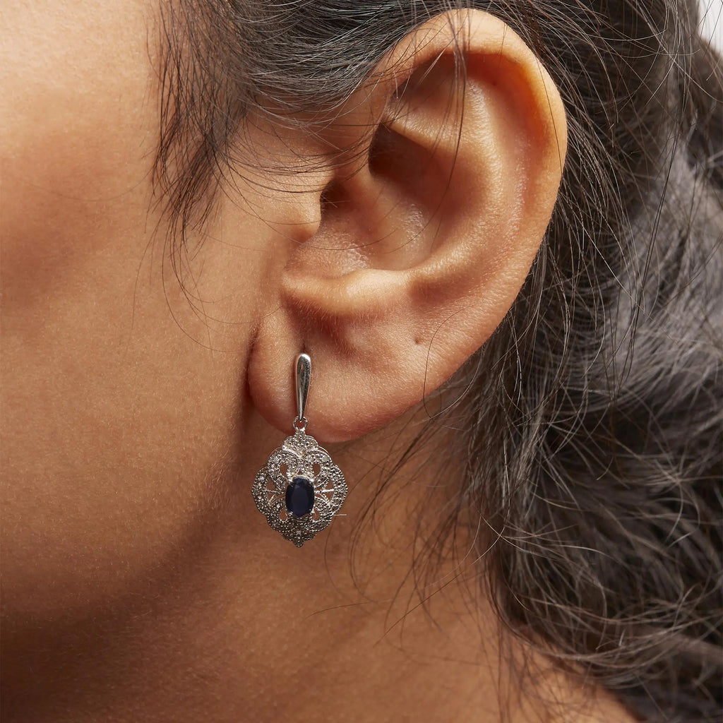 Boucles d'oreilles pendantes de style Art déco en argent sterling 925 avec saphir bleu ovale de 6 x 4 mm et accents de diamants blancs (couleur IJ, clarté I3)