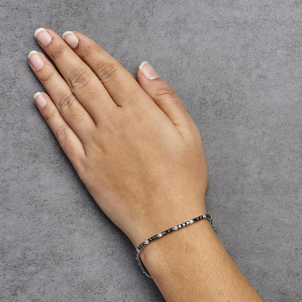 Pulsera de tenis de plata de ley 925 de 4,0 quilates con diamantes blancos y negros alternados (color negro e IJ, claridad I3) - Tamaño 7,25"