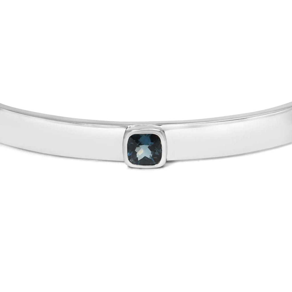 Brazalete de topacio azul con corte cojín en forma de tablero de ajedrez de 5 mm en plata esterlina .925 y bisel engastado. Se adapta a muñecas de hasta 8 pulgadas