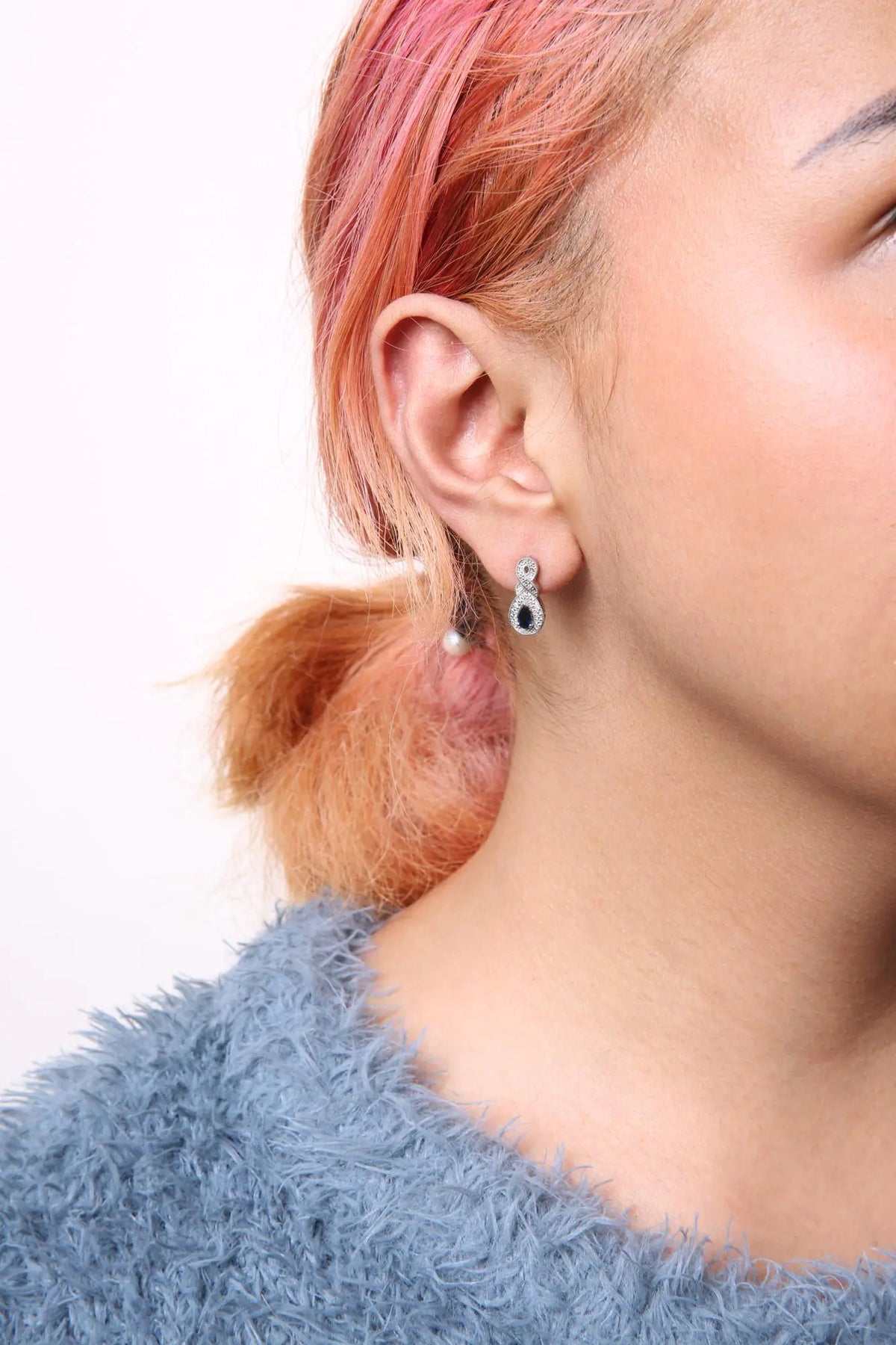 Aros colgantes con forma de infinito con piedra preciosa de zafiro en forma de pera de 4,5 x 3 mm y detalles de diamantes en plata de ley 925 (color HI, claridad SI1-SI2)