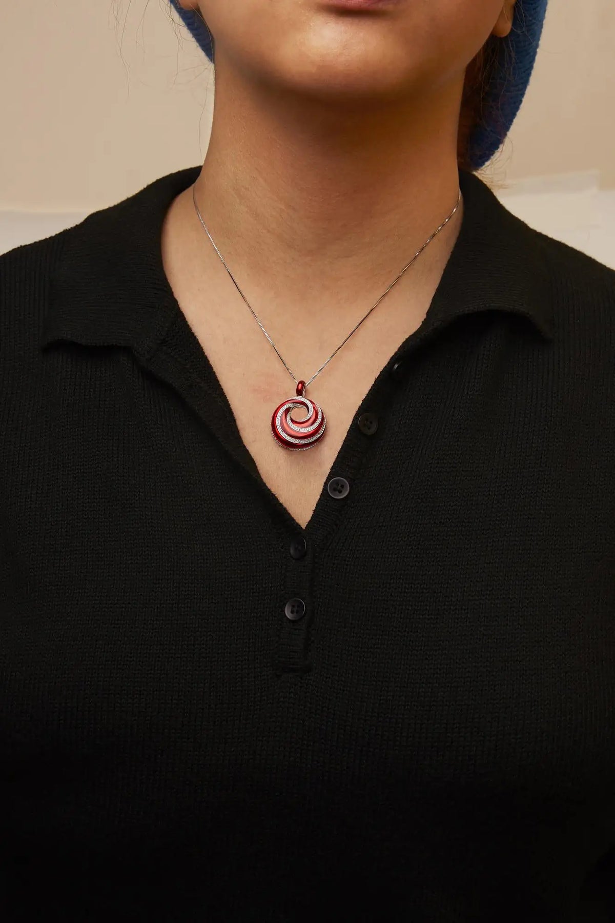 Collar con colgante de medallón en espiral sin fin de 18" con esmalte rojo y 1/2 diamante en plata esterlina 925 (color FG, claridad VS1-VS2)