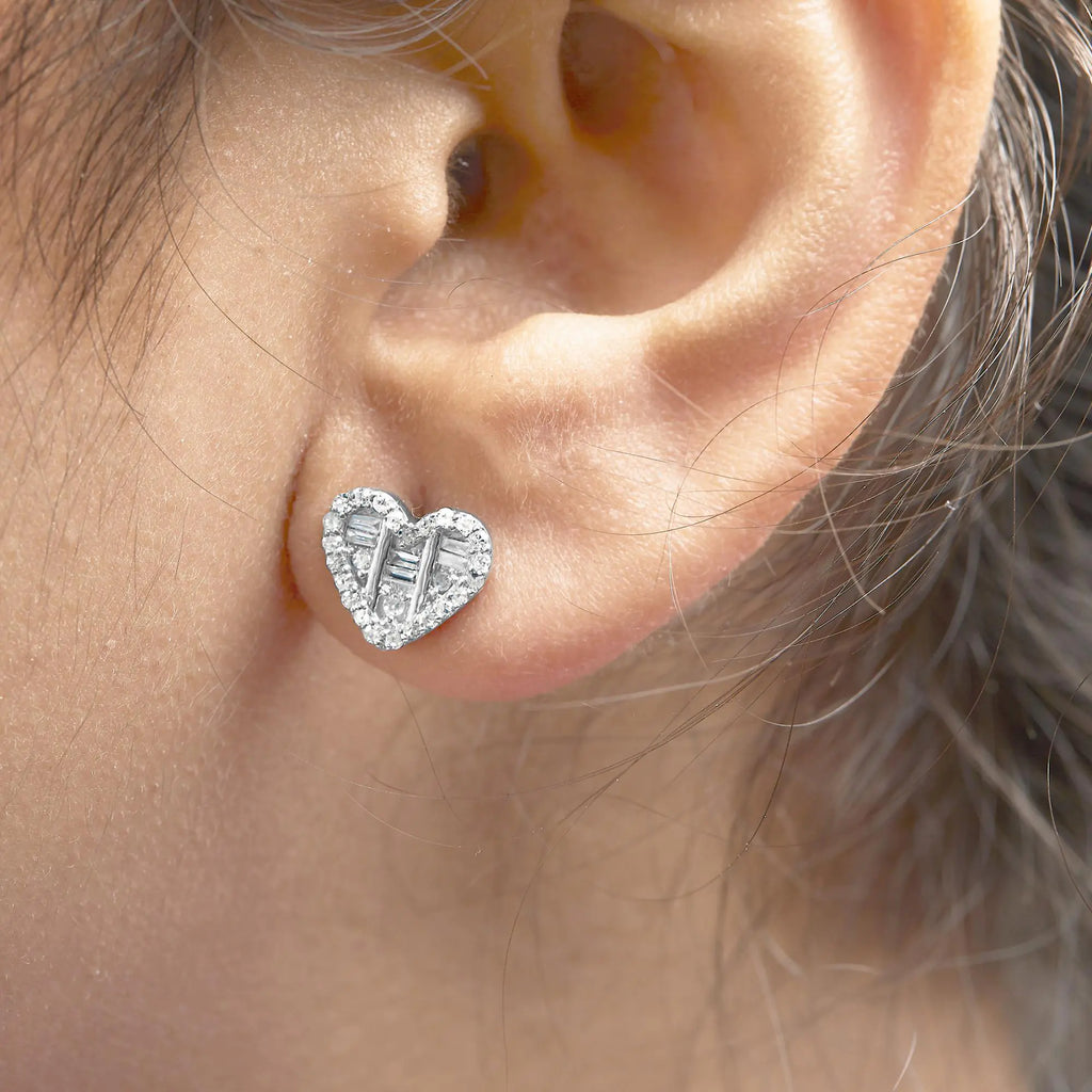 Boucles d'oreilles à tige en forme de cœur en argent sterling 925 avec diamants ronds et baguettes de 1/2 ct (couleur IJ, pureté SI2-I1)