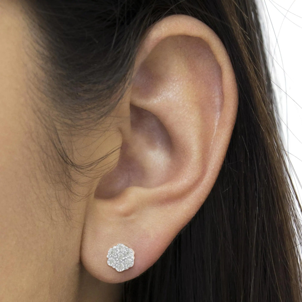 Boucles d'oreilles à tige en argent sterling 925 avec diamants taille ronde de 1/6 ct sertis miracle et bouton floral (couleur IJ, pureté I2-I3)