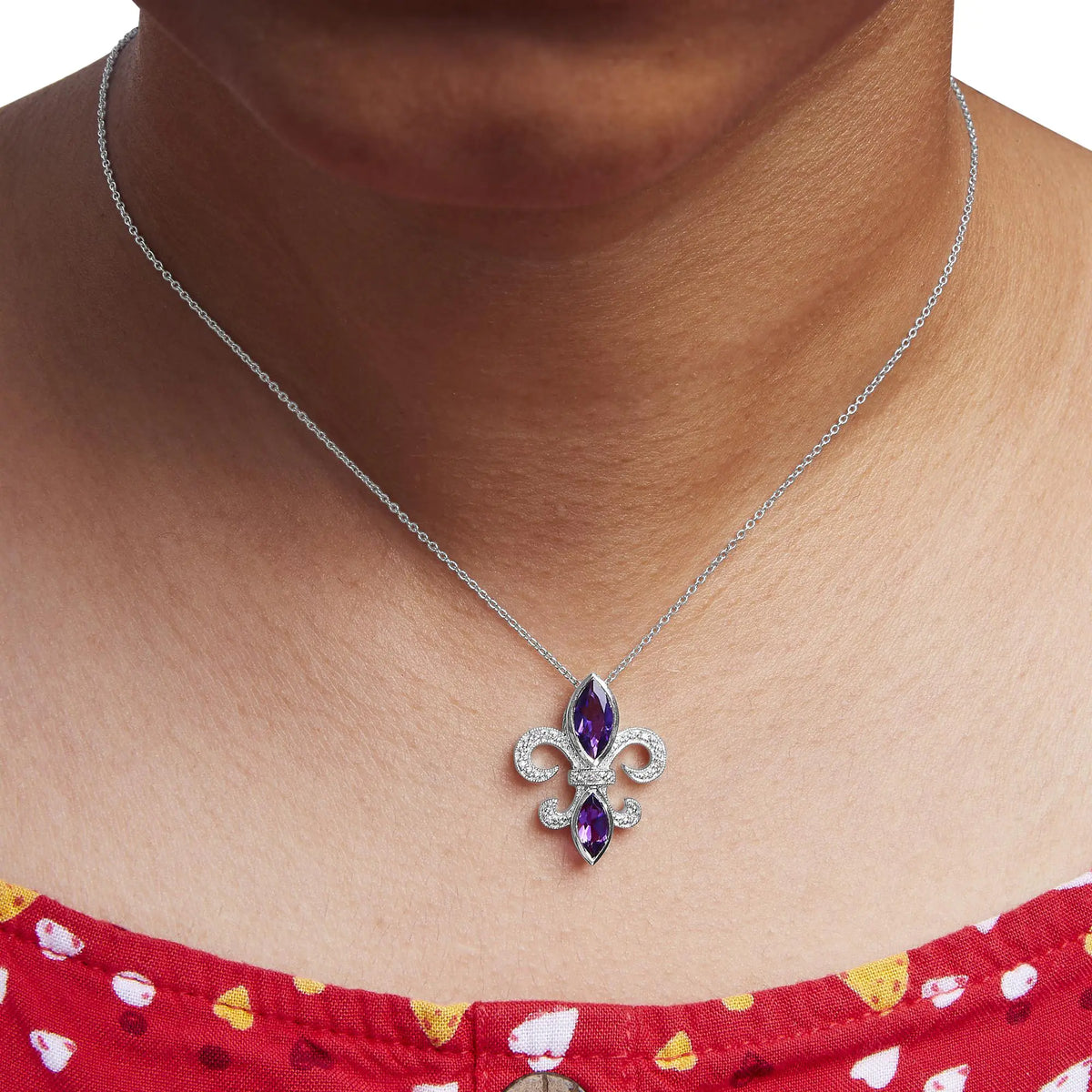 Collar con colgante de flor de lis con amatista morada y detalles de diamantes en plata de ley 925 (color HI, claridad SI1-SI2), tamaño 18"