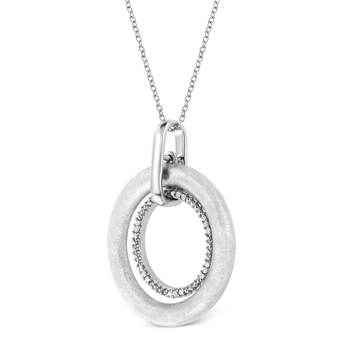 Collar con colgante de doble círculo de 18" con acabado satinado y detalles de diamantes engastados en puntas en plata esterlina 925 (color IJ, claridad I1-I2)